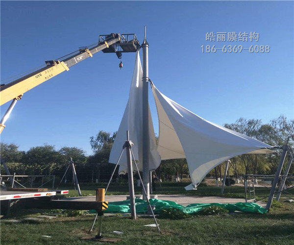 膜结构吊膜现场